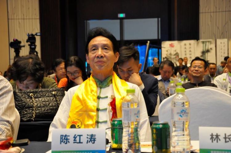 首届国际医养产业合作大会在蓉举办 陈红涛教授获“养生功法创新奖”(图3) 首届国际医养产业合作大会在蓉举办 陈红涛教授获“养生功法创新奖”(图3)