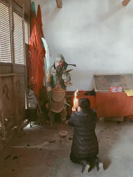 起最早的床烧最呛的香　中国人初五拜财神有多野？(图8)