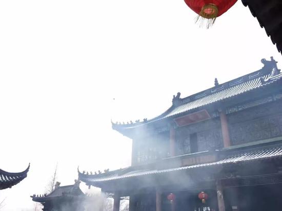 起最早的床烧最呛的香　中国人初五拜财神有多野？(图2)