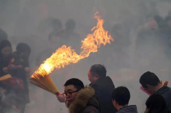 起最早的床烧最呛的香　中国人初五拜财神有多野？(图1)