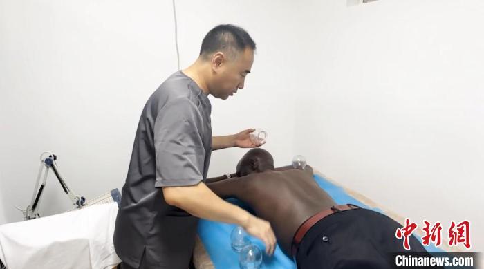 中医海外“出圈”：针灸、拔罐在非洲实力“圈粉”(图1)