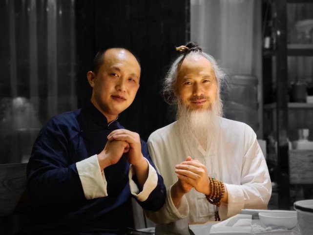 询道攀行人生路，心在云中施明月